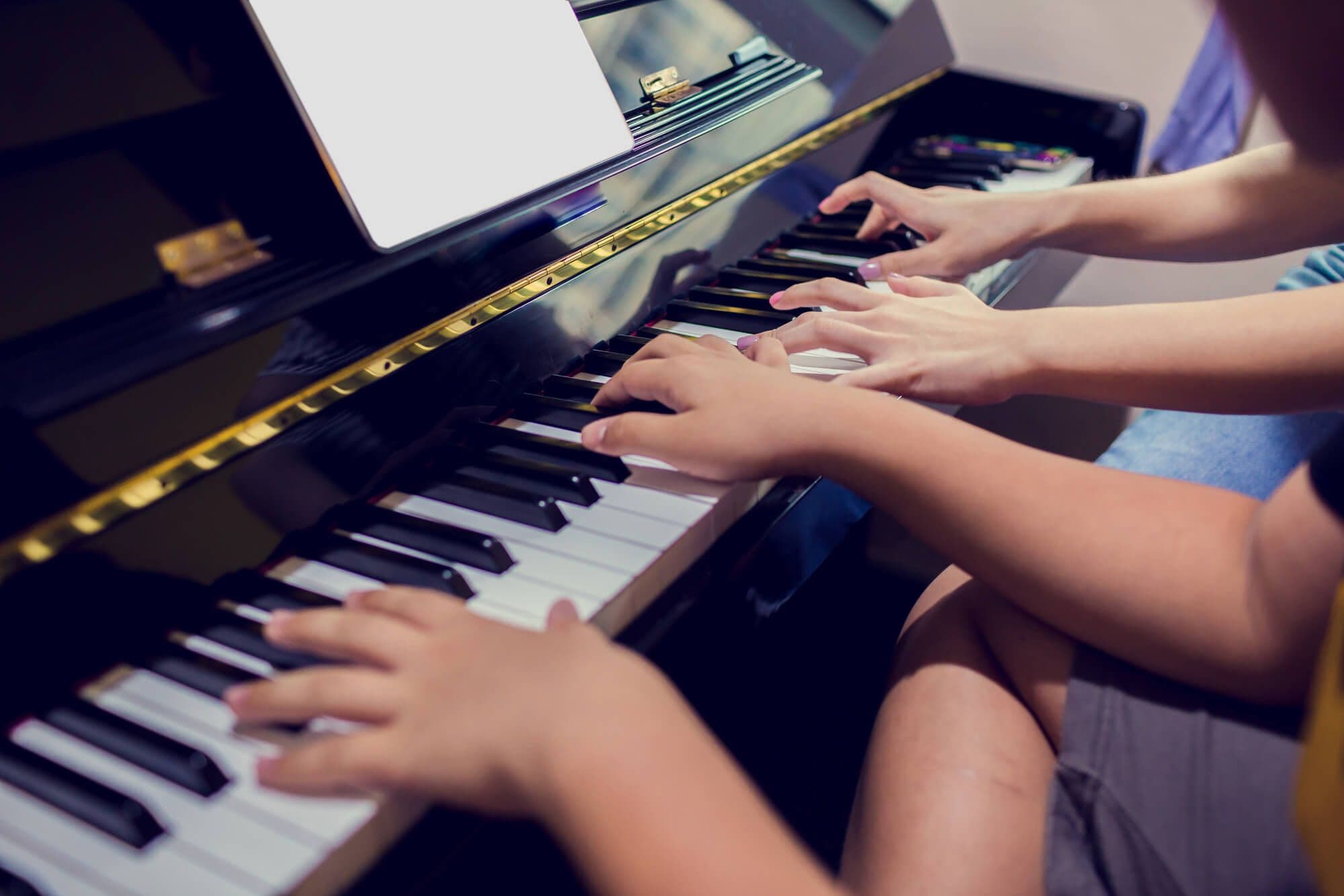 Pianoles voor kinderen en volwassenen