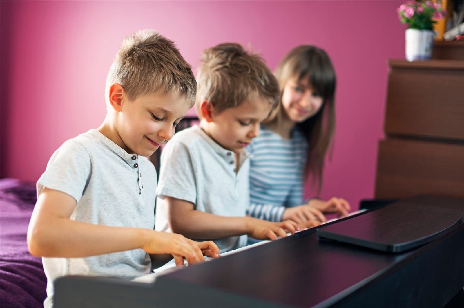 Kind aan de piano
